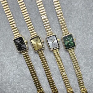 Primer plano detallado de cuatro elegantes relojes de cuarzo para mujer con correas doradas.