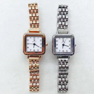 Gros plan de la montre quartz femme ABIU vintage à petit cadran carré et bracelet.