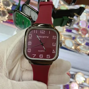 Reloj de cuarzo cuadrado para hombre con correa de silicona roja y números arábigos elegantes.