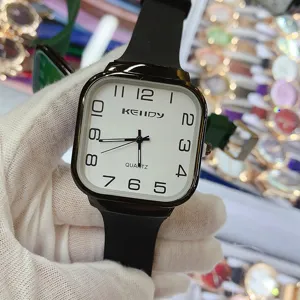 Vista detallada del reloj de cuarzo cuadrado KEIIDY para hombre con correa de silicona negra.