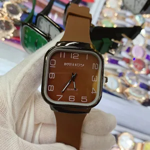 Reloj de cuarzo cuadrado para hombre con correa de silicona marron y esfera blanca.