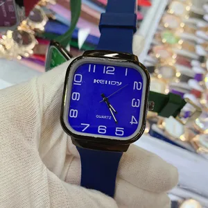 Detalle del reloj de cuarzo cuadrado KEIIDY con esfera azul llamativa y correa de silicona.