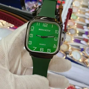 Reloj de cuarzo con correa de silicona verde, esfera cuadrada y números para hombres