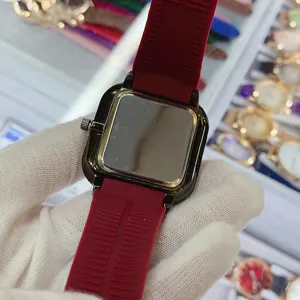 Reloj de hombre cuadrado minimalista con correa de silicona roja vista detallada casual