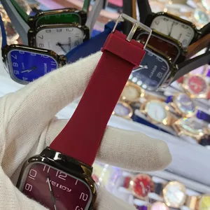 Reloj de cuarzo cuadrado KEIIDY para hombre con correa de silicona roja y esfera digital.
