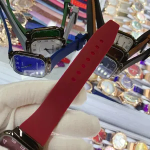 Reloj de cuarzo cuadrado para hombre con cómoda correa de silicona y esfera clara.