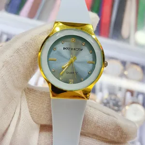 Montre quartz femme vintage minimaliste avec bracelet en silicone blanc et cadran bleu chic.