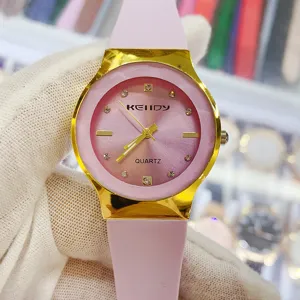 Montre quartz femme avec bracelet silicone rose lunette or cadran strass design élégant quotidien