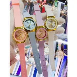 Montre quartz pour femme minimaliste avec bracelet en silicone souple et cadran élégant.