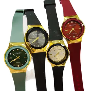 Montre quartz femme vintage minimaliste avec bracelet en silicone et strass pour un style élégant.
