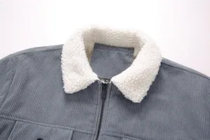 Primer plano de chaqueta de pana gris para hombre con cuello de borreguito blanco y cremallera.