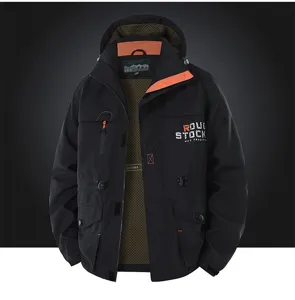 Dettaglio giacca outdoor impermeabile, antivento, tasche multiple, nero e arancione.