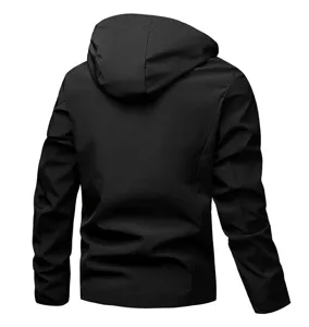 Giacca cappuccio nera uomo stile dettaglio, cappotto sportivo antivento vista retro.