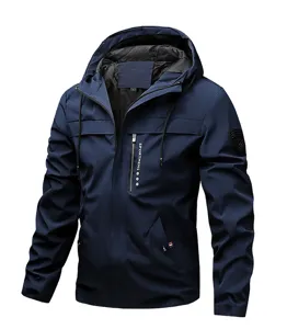 Dettaglio della giacca con cappuccio blu scuro da uomo, giubbotto casual con tasca e stemma.