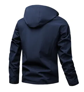 Dettaglio della giacca a vento con cappuccio da uomo blu scuro, vista posteriore sport.