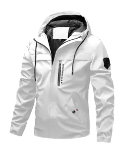 Giacca a vento con cappuccio bianca da uomo abbigliamento sportivo outdoor casual con dettaglio.