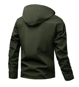 Dettaglio giacca a vento con cappuccio uomo casual, design verde scuro oversize.