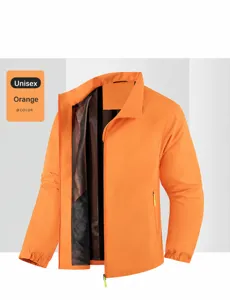 Giacca a vento unisex arancione con collo alto, tasche con zip e fodera in rete traspirante.