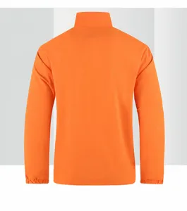Giacca impermeabile arancione con collo alto, capo unisex a maniche lunghe per uso quotidiano.