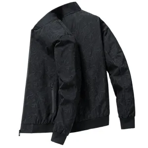 Heren casual zwart bomberjack met subtiele botanische print, stijlvolle lente bovenkleding.