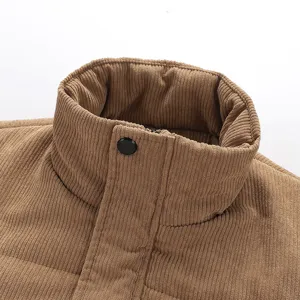 Heren corduroy gewatteerde winterjas, dikke warme opstaande kraag jas detail weergave.