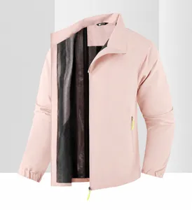 Vista dettagliata della giacca impermeabile rosa con colletto alto e fodera in mesh.