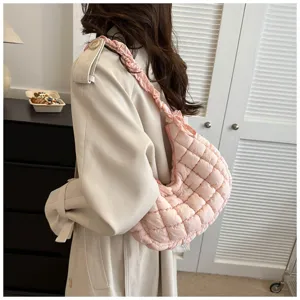 Trendy quilted underarm shoulder bag with pleated strap, stylish casual daily handbag for women.