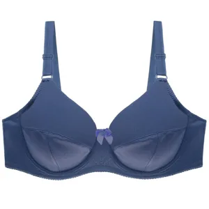 Vista detallada de un comodo sujetador push-up liso de talla grande para mujer diario.