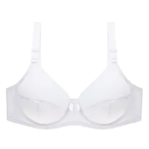 Vista detallada del sujetador blanco liso y cómodo de talla grande con bonito lazo.