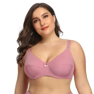 Detalle de sujetador liso de talla grande en tela rosa cómoda con hermoso lazo.