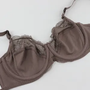 Primo piano dettagliato di un elegante reggiseno in pizzo con ferretto e bordo floreale.