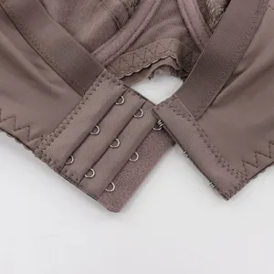 Primo piano della chiusura posteriore del reggiseno con tessuto elastico e cuciture resistenti.
