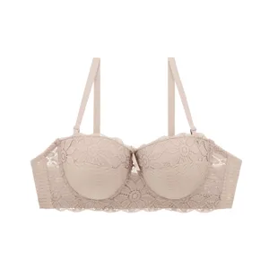 Primo piano del reggiseno in pizzo a mezza coppa con delicati motivi floreali e tessuto morbido.