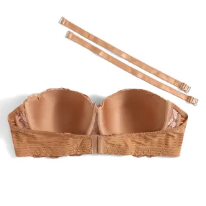 Vista dettagliata di un reggiseno push-up color carne senza spalline con delicato pizzo.