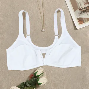 Weißer bügelloser Plus-Size BH mit Vorderverschluss im Detail, bequemes Körbchen, verstellbare Träger.