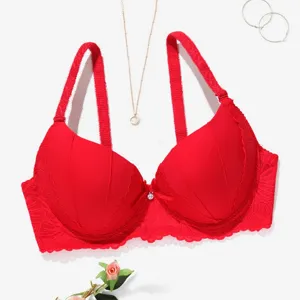 Rode kanten push-up beha detail met gevormde cups, strik hanger en fijne bloemenrand.