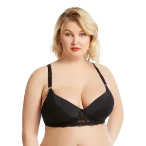 Nahaufnahme des großen schwarzen Spitzen Push-up BHs mit stützendem Bügel und Trägern.