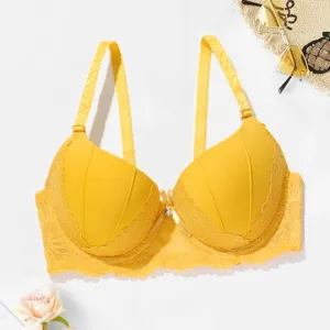 Gele kanten push-up beha met beugels, gewatteerde cups, verstelbare bandjes en een strikje.