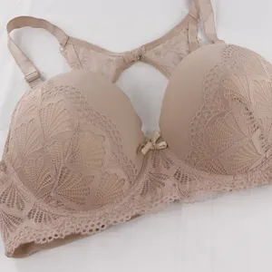 Nahaufnahme eines nudefarbenen Spitzen-Push-up-Bhs mit stütztem Bügel und Schleife.