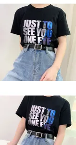 Nahaufnahme Detail des lässigen schwarzen T-Shirts und minimalistischen Gürtels.