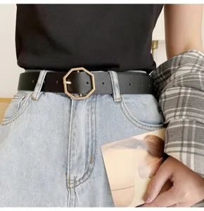 Cintura nera da donna alla moda con fibbia metallica geometrica per jeans casual.