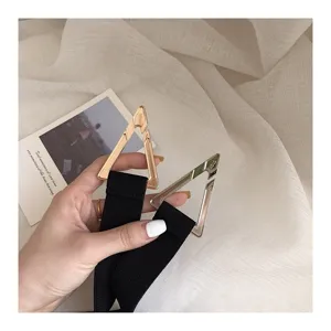 Detailed view of the stylish elastic waist belt featuring a chic metal triangle buckle.