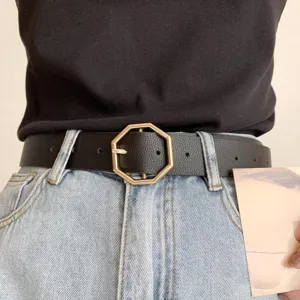 Cintura nera in pelle da donna con elegante fibbia ottagonale dorata per jeans alla moda.