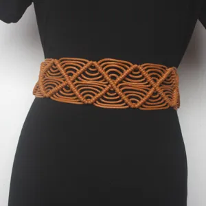 Detailansicht eines braunen geflochtenen Makramee-Taillengürtels, Boho-Seildesign für Kleider.