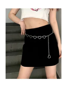 Gedetailleerde zilveren hartjes ketting riem, metalen taille accessoire voor dameskleding.