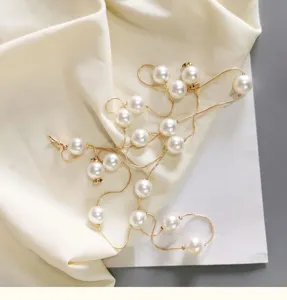 Elegante parelketting tailleceintuur voor damesjurken, stijlvol modieus zomer-accessoire.