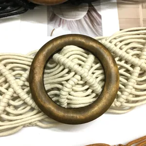Nahaufnahme des boho geflochtenen Taillengürtels mit natürlicher runder Holzschnalle.
