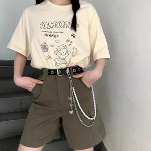 Gynaikeio set cargo shorts me t-shirt me print kai alisida panteloniou stylo.