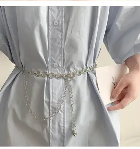 Gedetailleerd overzicht van een stijlvolle metalen schakelriem met ronde ringen, accessoire.