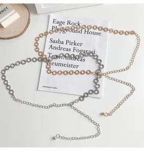 Gedetailleerd overzicht van stijlvolle metalen holle ronde ring taillekettingen zilver rosé.